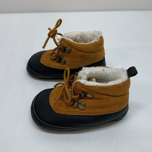 Carter’s baby duck boots, size 6-9M - Picture 4 of 7